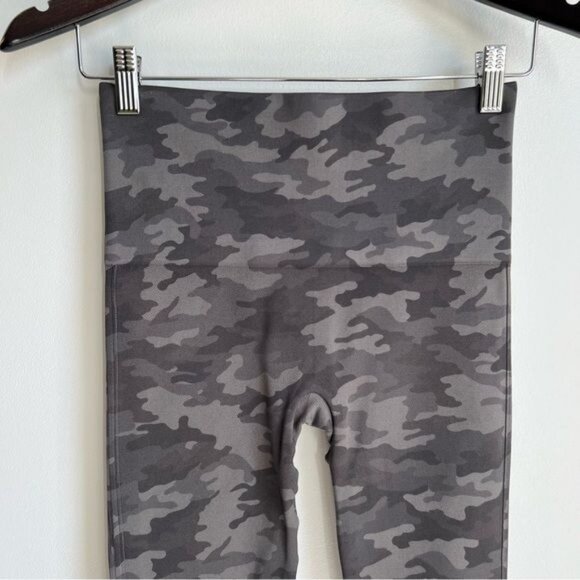 SPANX Cropped Look at Me Now Seamless Leggings in Sage Camo - M - Picture 6 of 9